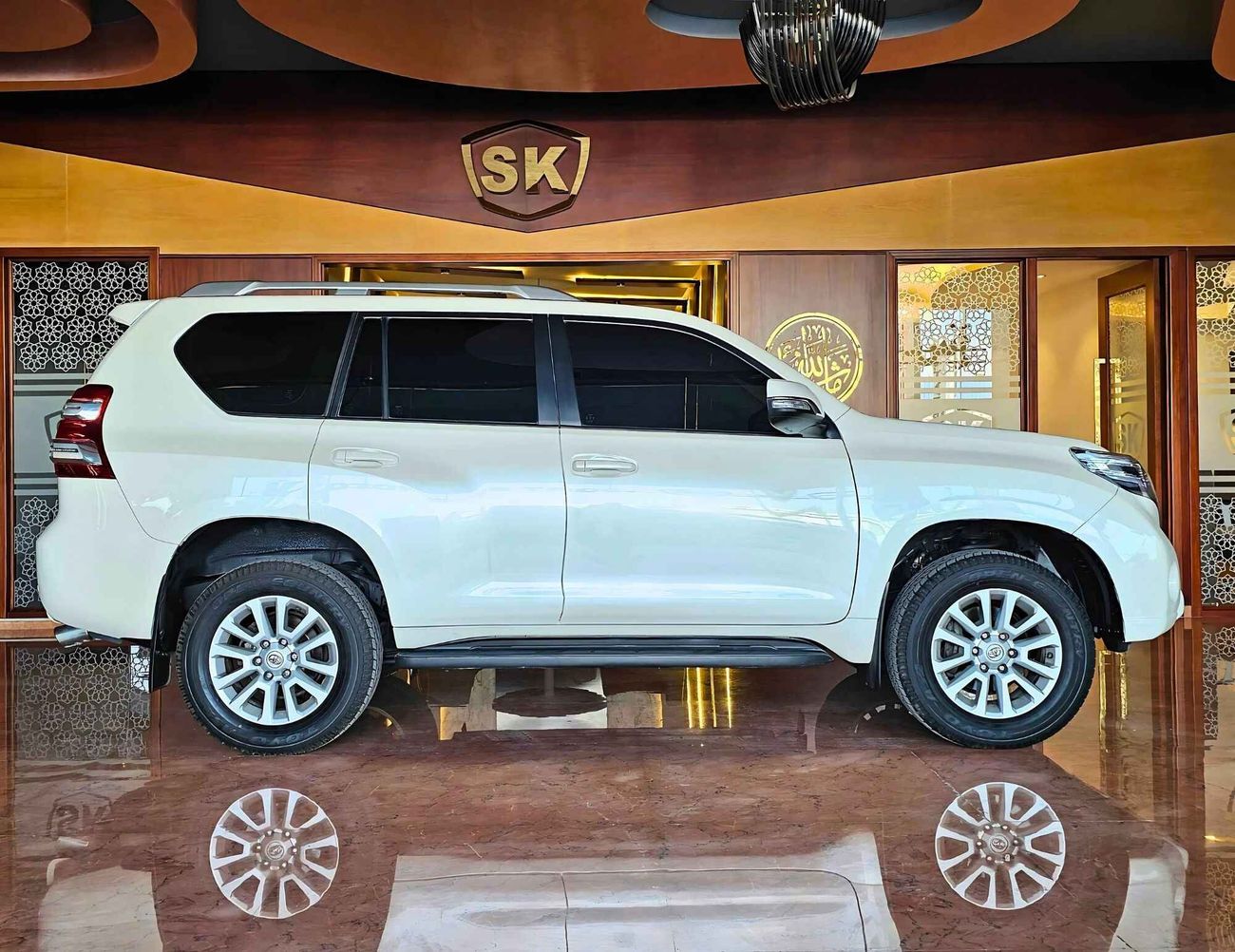 تويوتا برادو / VXR V4 2.7L / SUNROOF/ LEATHER / ELECTRIC SEATS/ DOWN TYRE / FULL OPTION / EXPORT ONLY /LOT#69094