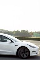 Tesla Model 3 usa All Wheel Drive