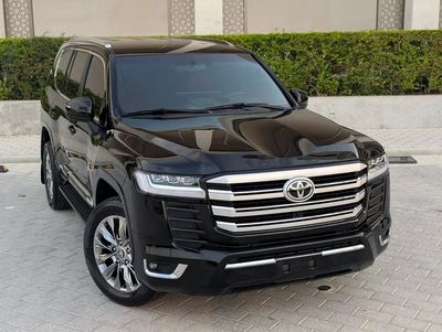 تويوتا لاند كروزر GXR سيارة مُحسّنة بمواصفات خليجية لعام 2025، بحالة ممتازة