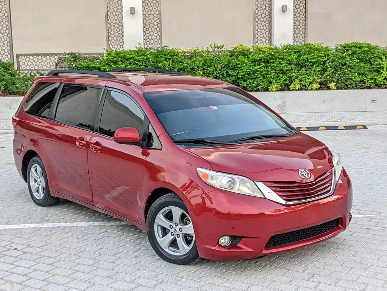 Toyota Sienna LE (NON GCC) Mid Option With Navigation In Perfect Condition 7 Seater Flawless Family Van