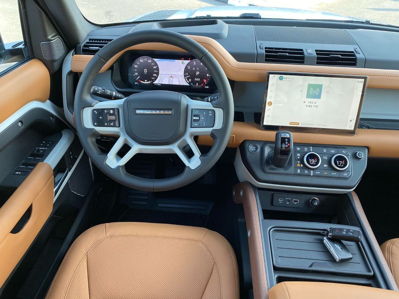 Land Rover Defender GCC SPEC UNDER WARRANTY AND SERVICE CONTRACT