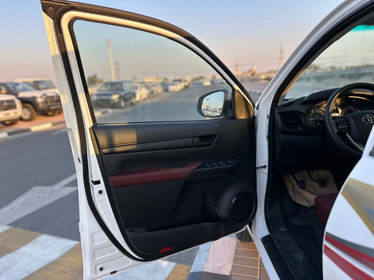 تويوتا هيلوكس 2025 HILUX 4X2 2.7L PETROL AT BASIC PWR WIN BRAND NEW 0KM