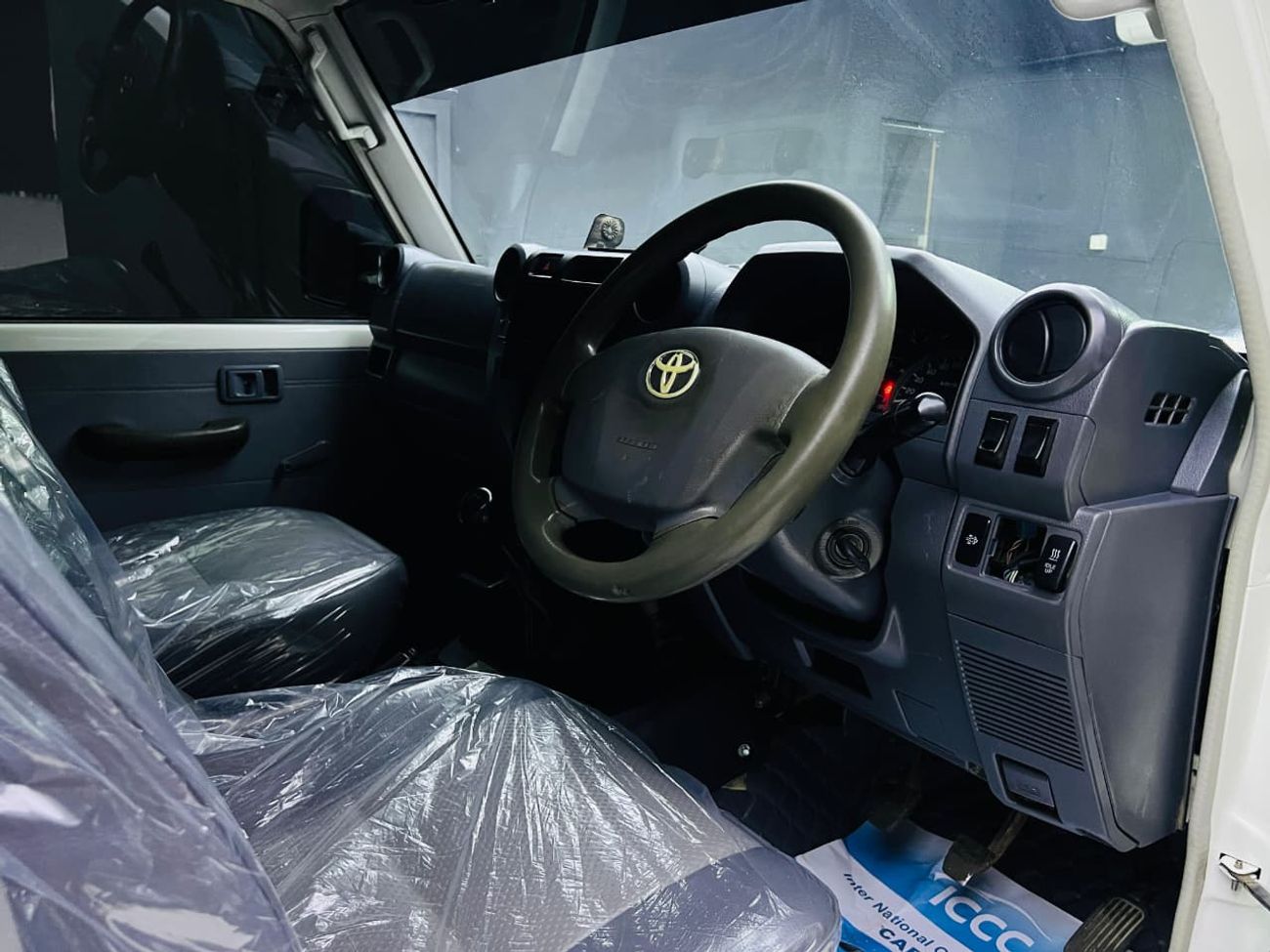 تويوتا لاند كروزر بيك آب diesel 4.5 liter ,right hand drive ,4 doors ,only for export available