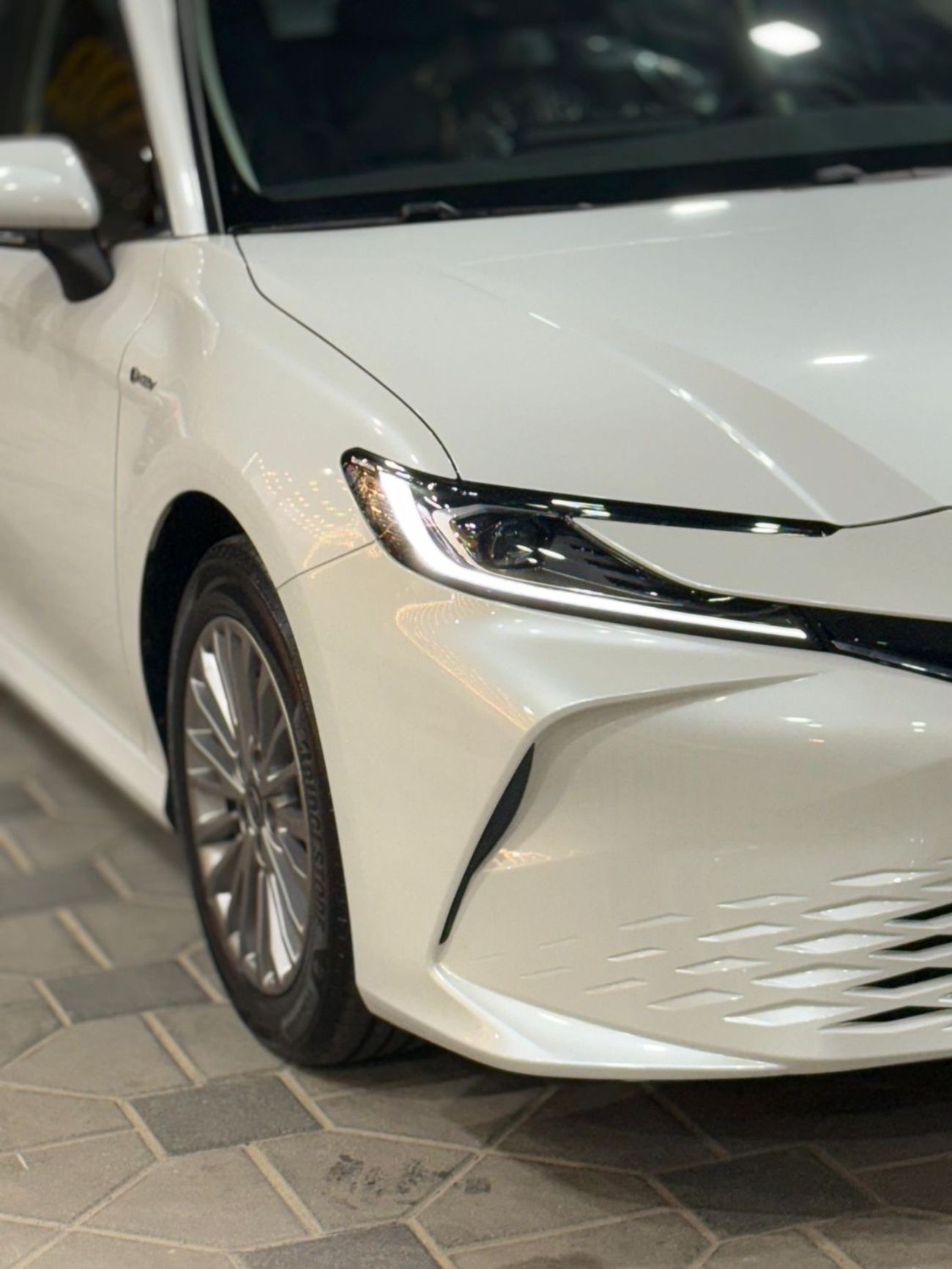 Toyota Camry (*تويوتا كامري هايبرد/ لاكجري*) *موديل* : 2025 *السعر* : 105.000 درهم  *ممشي* : صفر ك/م  (*مواصفات خ