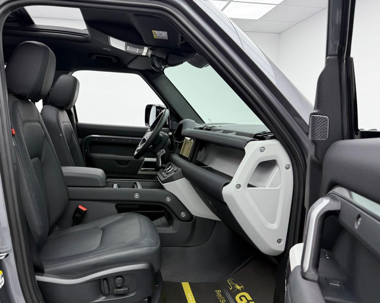 Land Rover Defender P300 110 SE 2.0L (5 Seater) 2024 Land Rover Defender SE P300 110, 2028 LR Warranty, Very Low Km, Ful