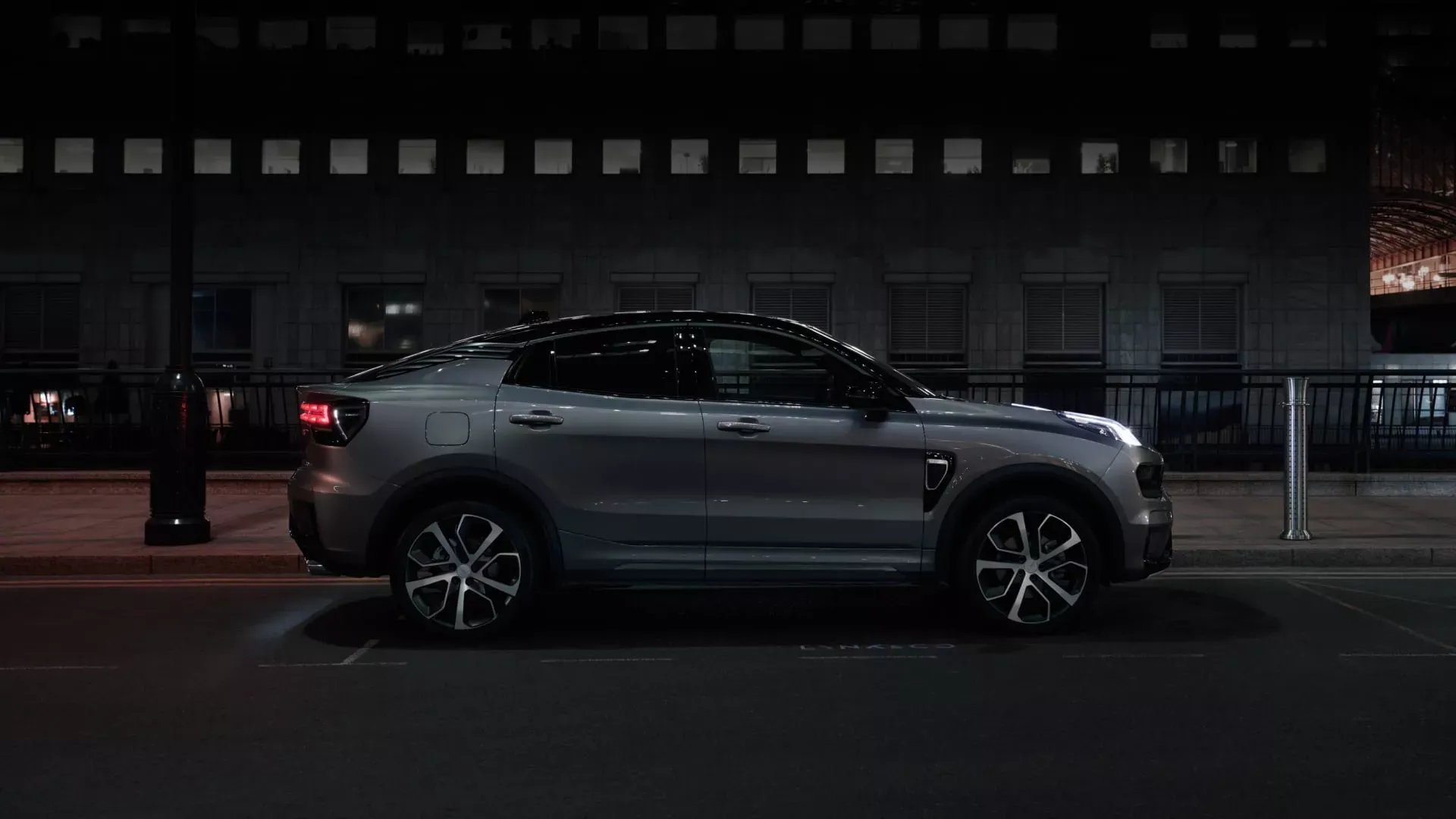 لينك أند كو 05 exterior - Side Profile