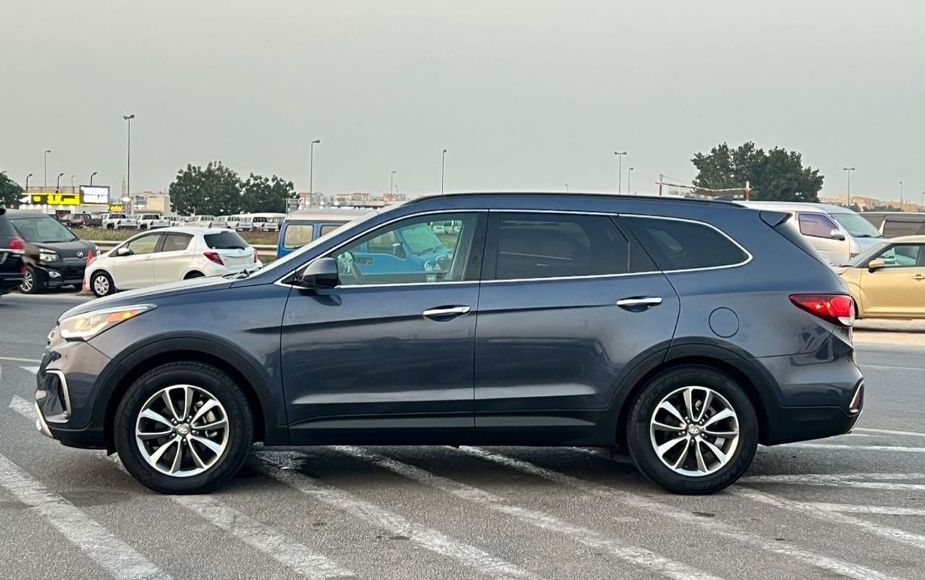 Hyundai Santa Fe STD (NON GCC) 2019 Hyundai Santa Fe - 3.3L V6 - Apple & Android Play - 7 Seater - 42000 Mileage - 41999 AED