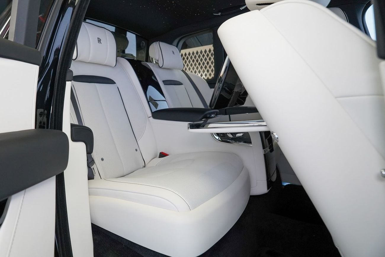 Rolls-Royce Cullinan silver badge