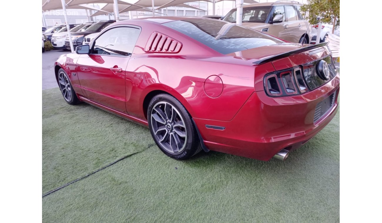 Ford Mustang Ford Mustang model 2014 coupe, red color with black interior, in excellent condition, you do not nee