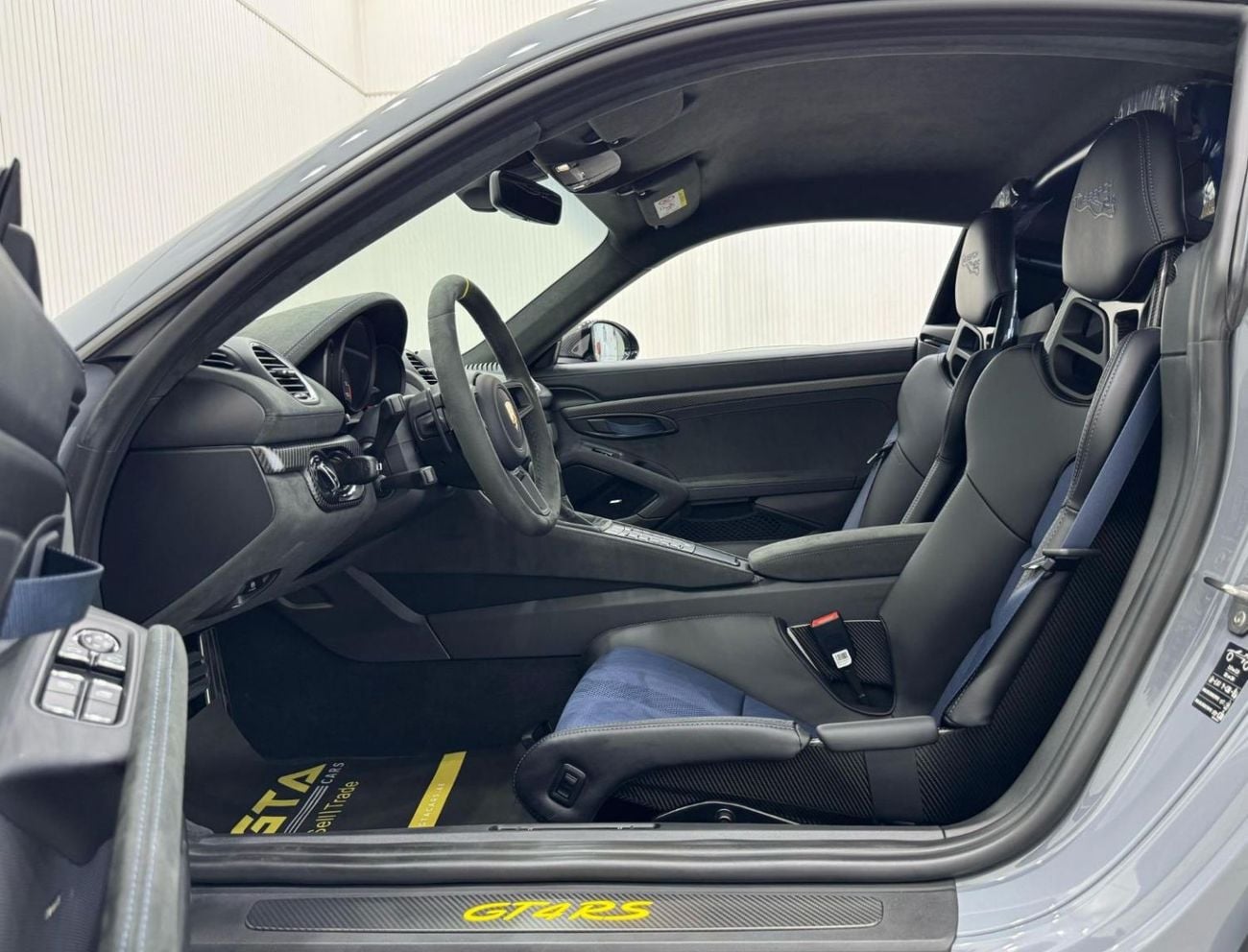 بورش كايمان 718 2025 Porsche 718 Cayman GT4 RS Weissach Package, Feb/2027 Porsche Warranty, Excellent Condition, GCC