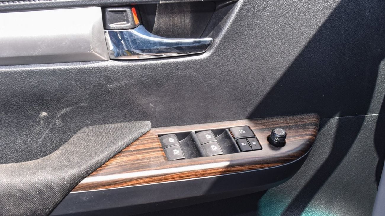 تويوتا هيلوكس SR5 2.7L