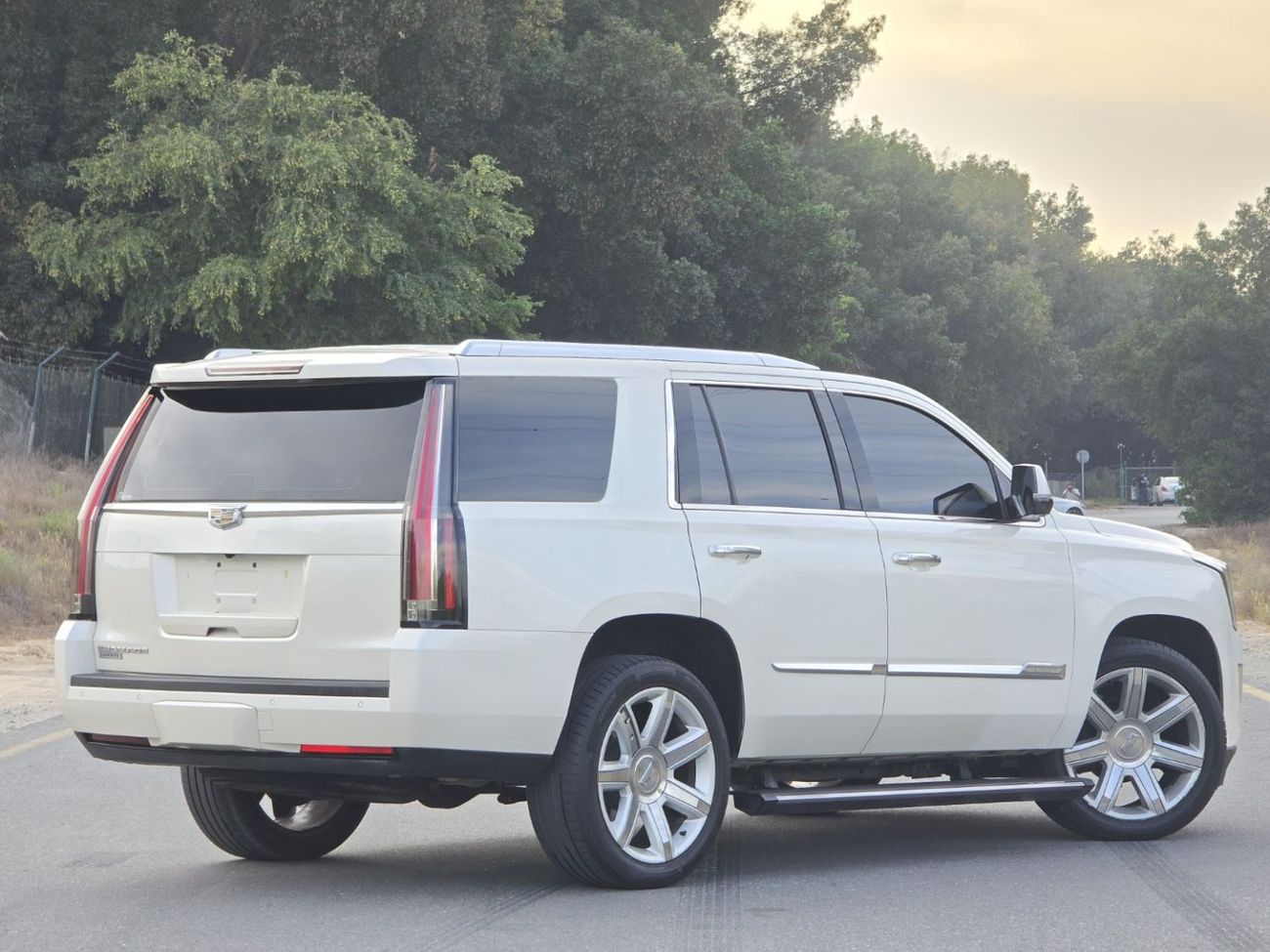 Cadillac Escalade Platinum 6.2L CADILLAC ESCALADE 2015 GCC FULL OPITION // GOOD CONDITION