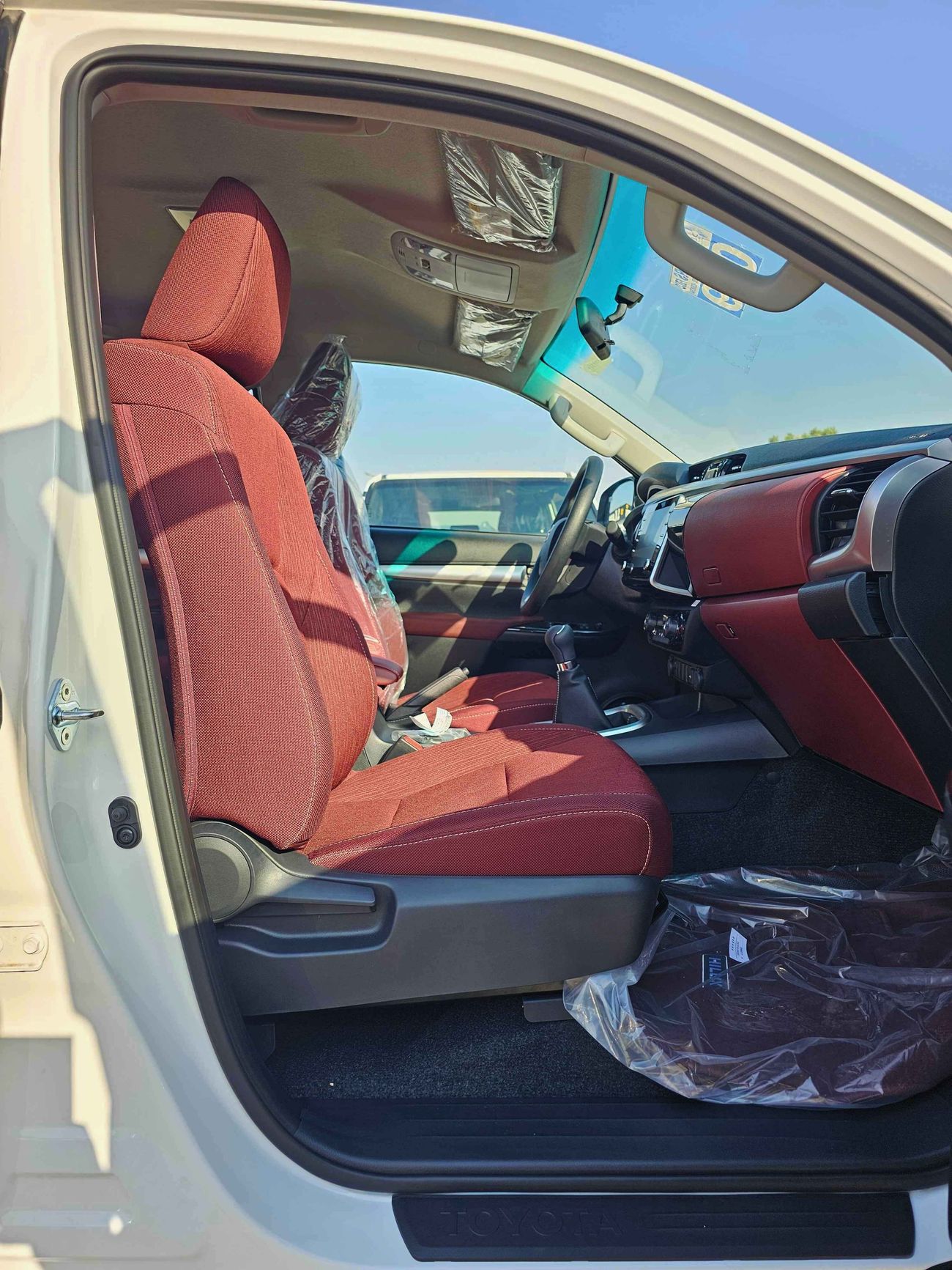 تويوتا هيلوكس SR5 FULL OPTION / M/T / 2.7L V4 PETROL /  DVD REAR CAMERA / 4WD (CODE # SR5)