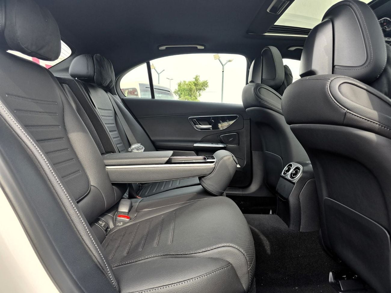 Mercedes-Benz C 200 Mercedes-Benz C200L 1.5L with cold and heat seats white color 2025 Model