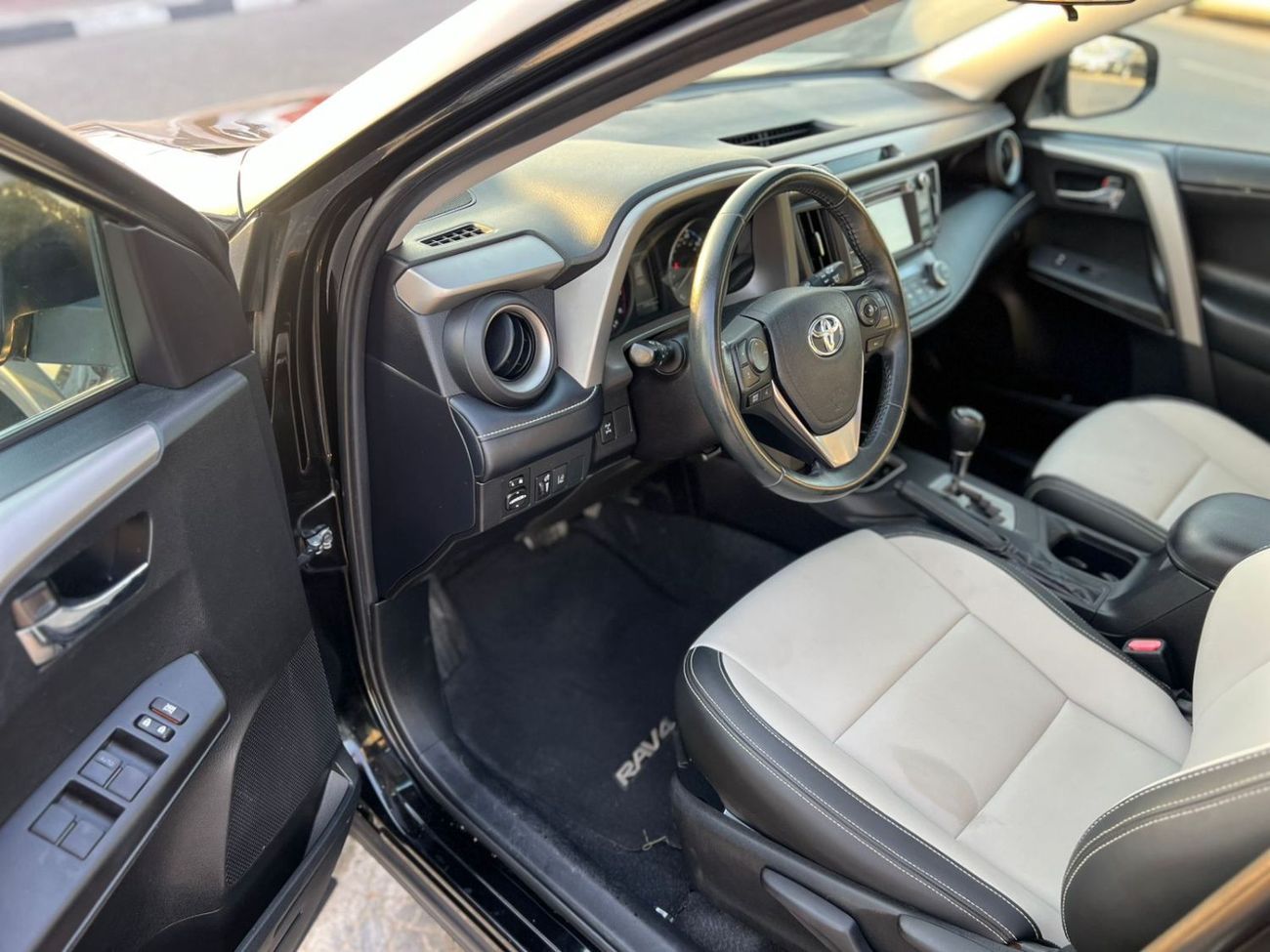 Toyota RAV4 2018 XLE - 2.5L V4-RearCam-AWD 4x4 - Push Start - Leather seat Sunroof