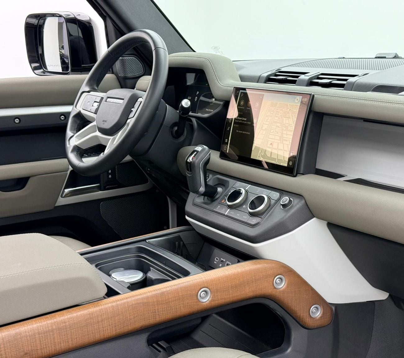 لاند روفر ديفندر 2023 Land Rover Defender 90 SE P400, 2028 LR Warranty, Full LR Service History, Fully Loaded, GCC