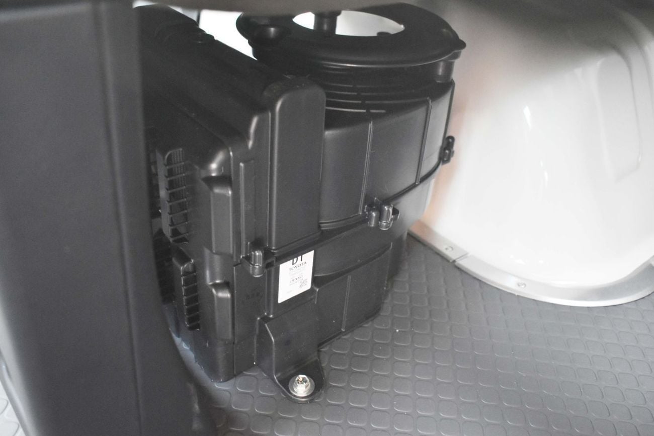 تويوتا كوستر 2.7L MANAUAL PETROL 20 SEATS SHORT WHEEL BASE