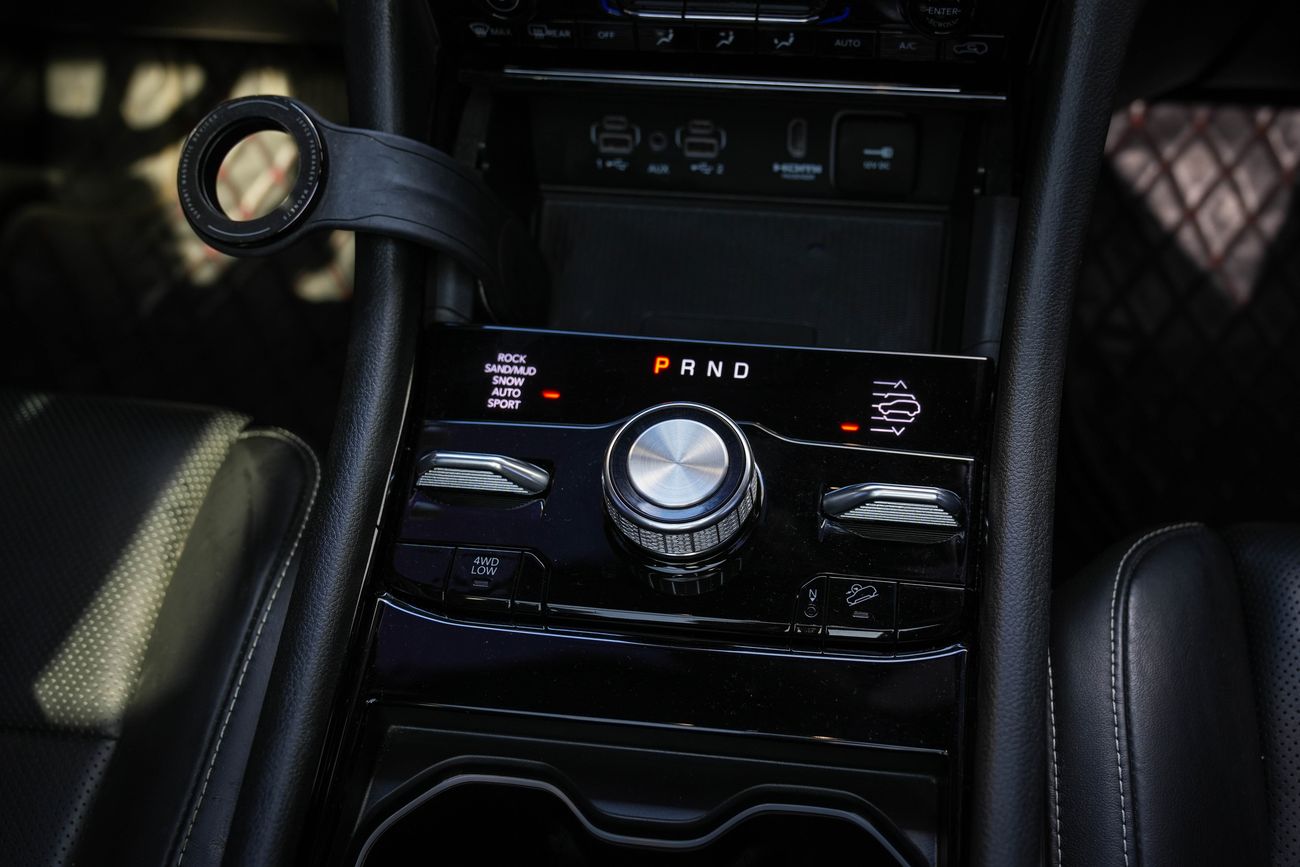 جيب جراند شيروكي overland 7seater