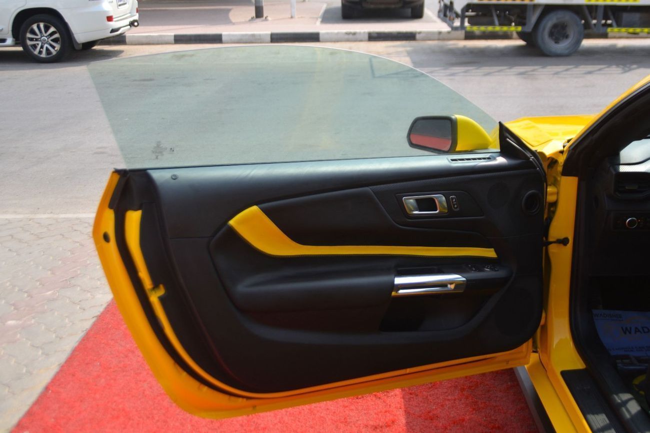 Ford Mustang EcoBoost 2.3L Coupe A/T BEAUTIFUL YELLOW MUSTANG