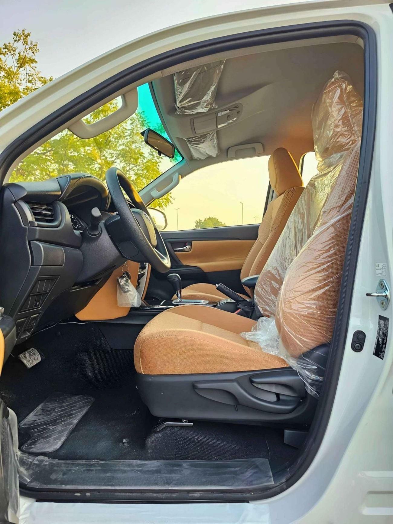 تويوتا فورتونر SR5 / MID OPTION / 2.7L PETROL / AUTO AC / KEY START/ 4WD (CODE # FPE1)