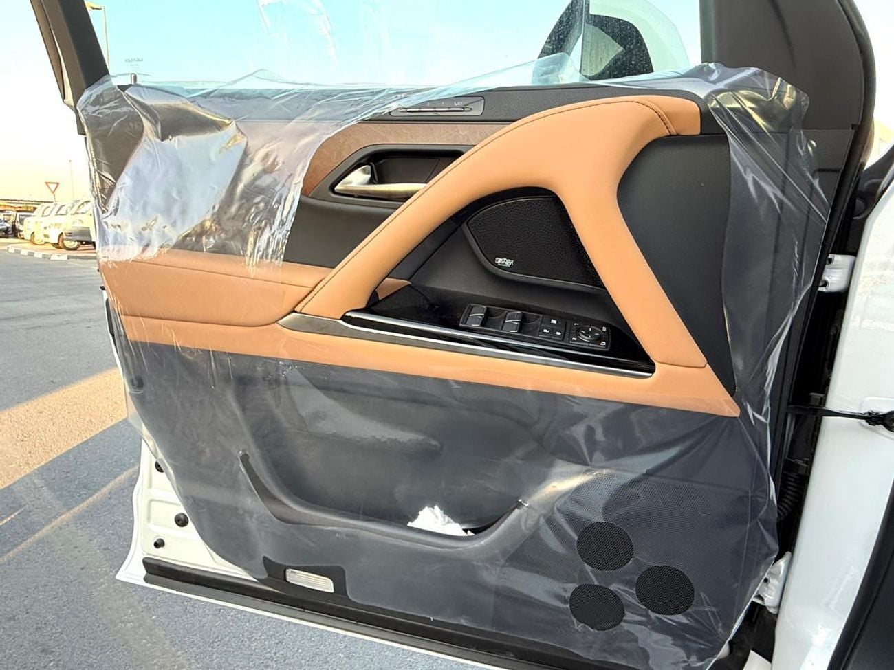 Lexus LX700h SIGNATURE WHITE INSIDE TAN