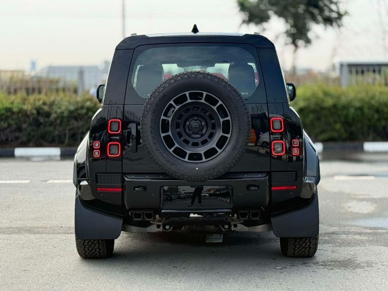 Land Rover Defender GCC SPEC UNDER WARRANTY AND SERVICE