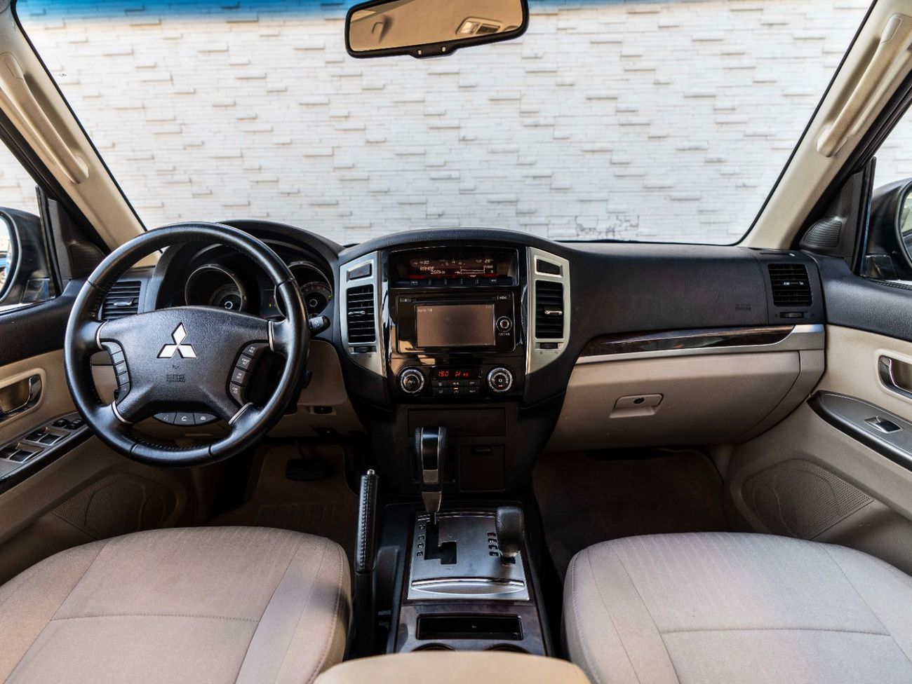 ميتسوبيشي باجيرو GLS Base 3.5L (7 Seater)