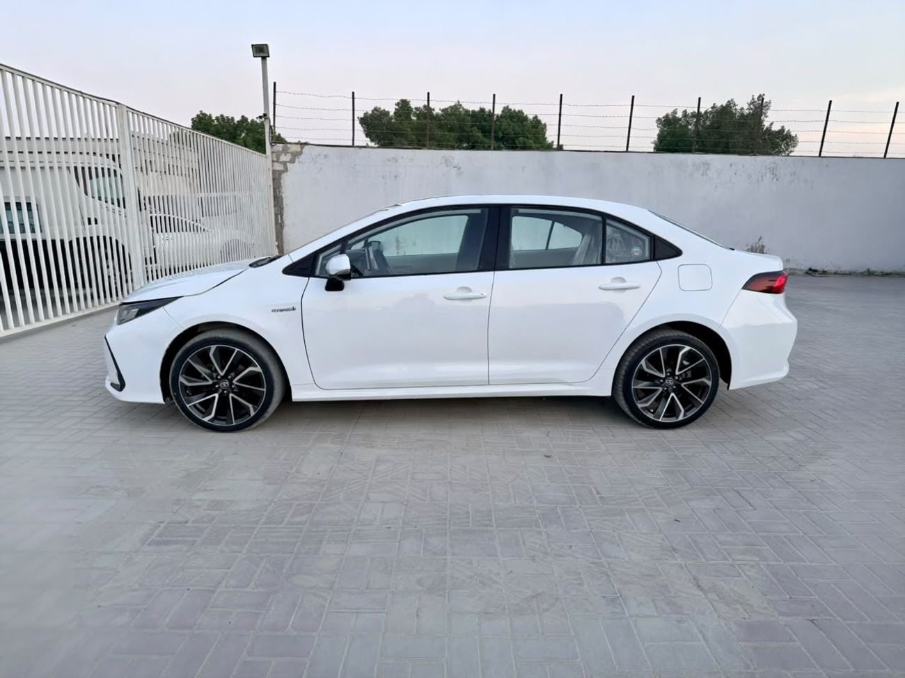 تويوتا كورولا إكس إل آي إتش إي في سيارة هجينة موديل 2026، إطارات جديدة وجنوط أصلية من تويوتا، مفتاحان، لون أبيض، كاميرا خلفية، جاهزة ل