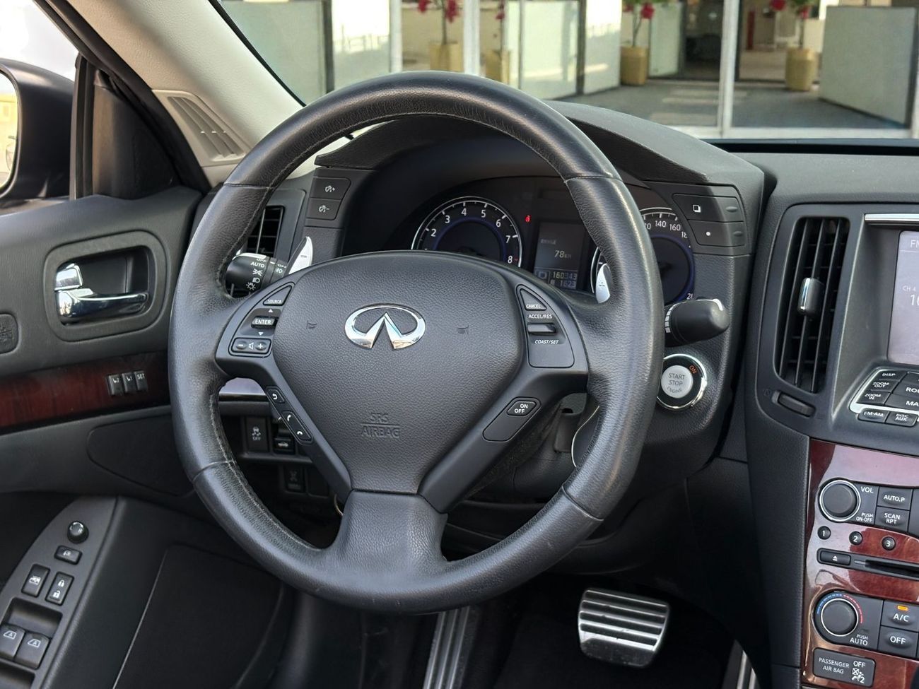 إنفينيتي Q60 Q60 CONVERTIBLE 3.7L V6 A/T | 2016 | GCC SPECS