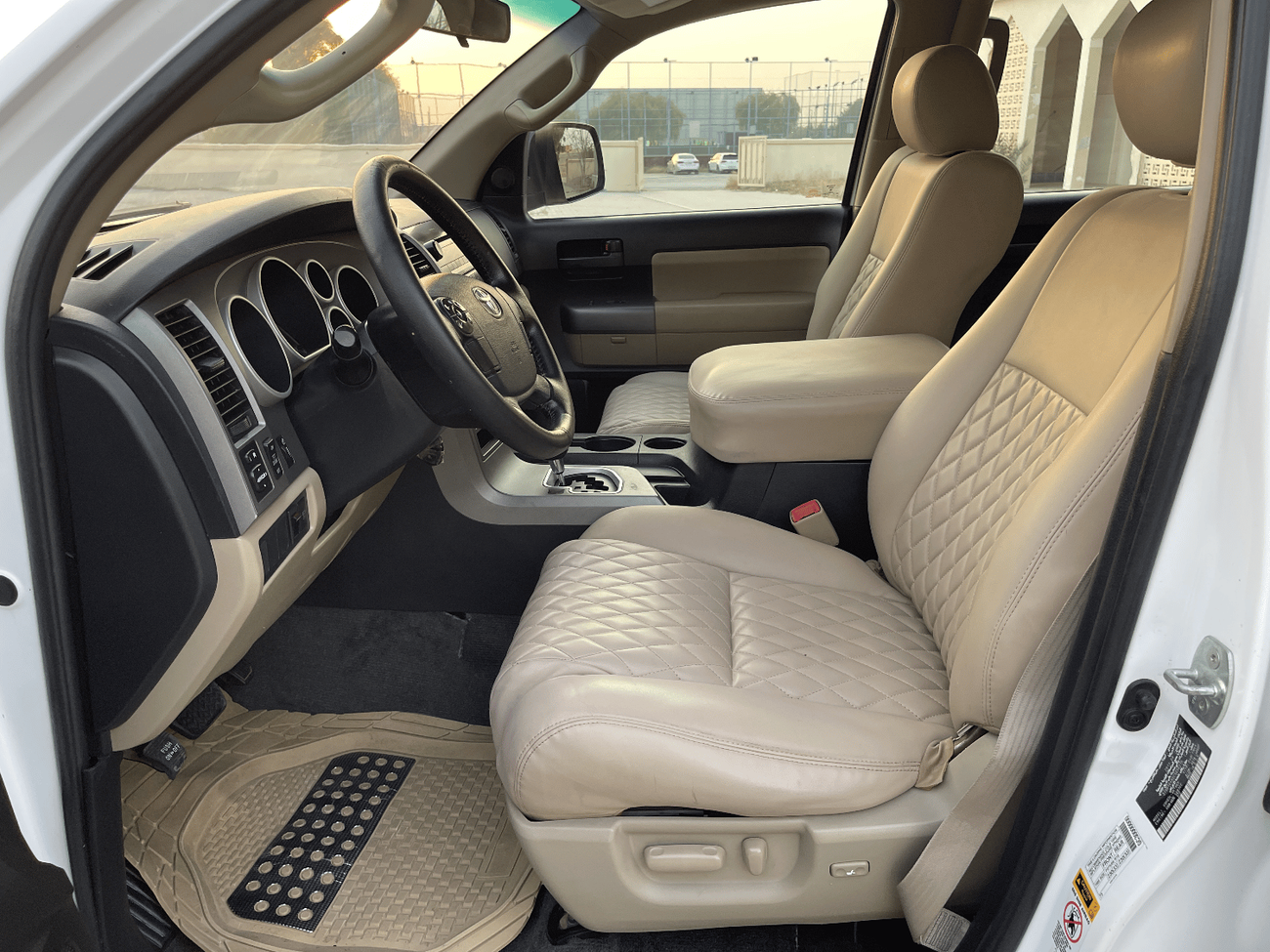 Toyota Sequoia Limited Toyota Sequoia   MODEL 2012  V8     L5,7   Excellent Condition (GCC  _ SPEC) - VERY GOOD CON