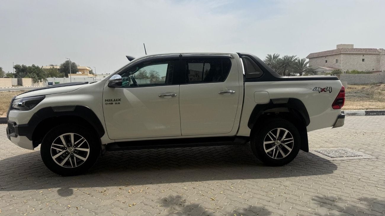 تويوتا هيلوكس SR5