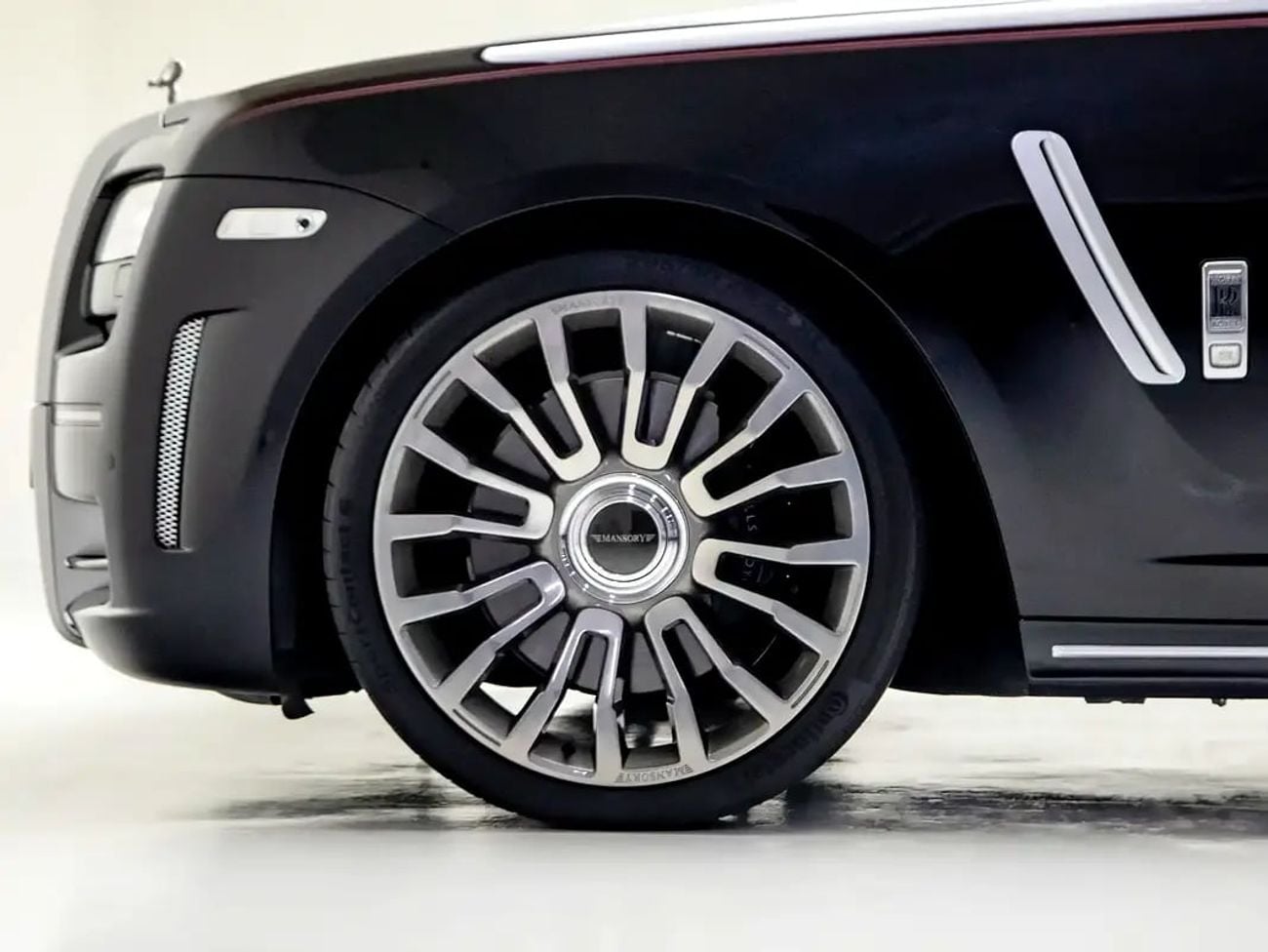Rolls Royce Ghost with Mansory Kit | GCC Spec - Immaculate Condition