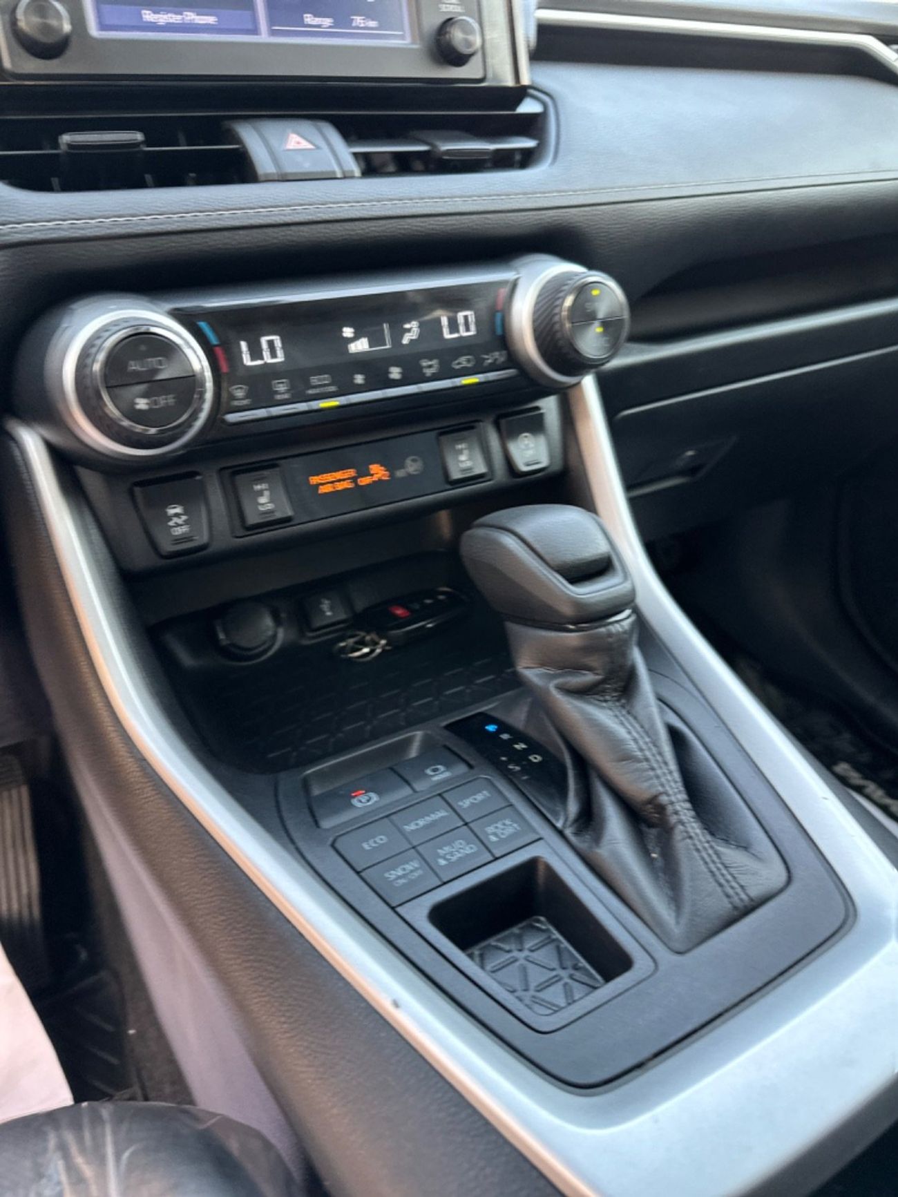 تويوتا راف ٤ XLE || PETROL || TOP CONDITION