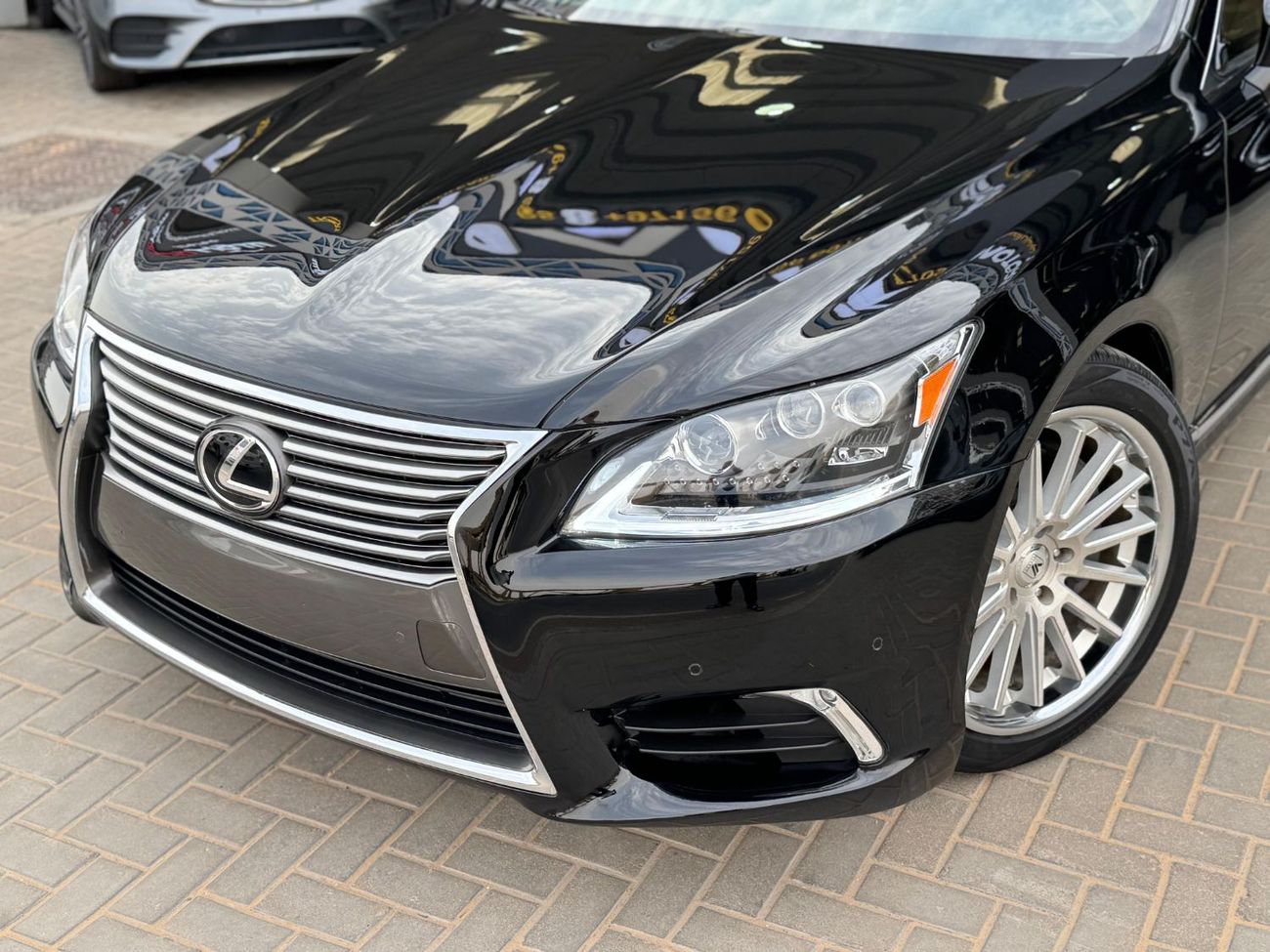 Lexus LS460 V8 4.6L / TRIPLE XENON LIGHTS / COOLING AND HEATING SEATS / SOFT CLOSE DOORS / IN PERFECT CONDITION