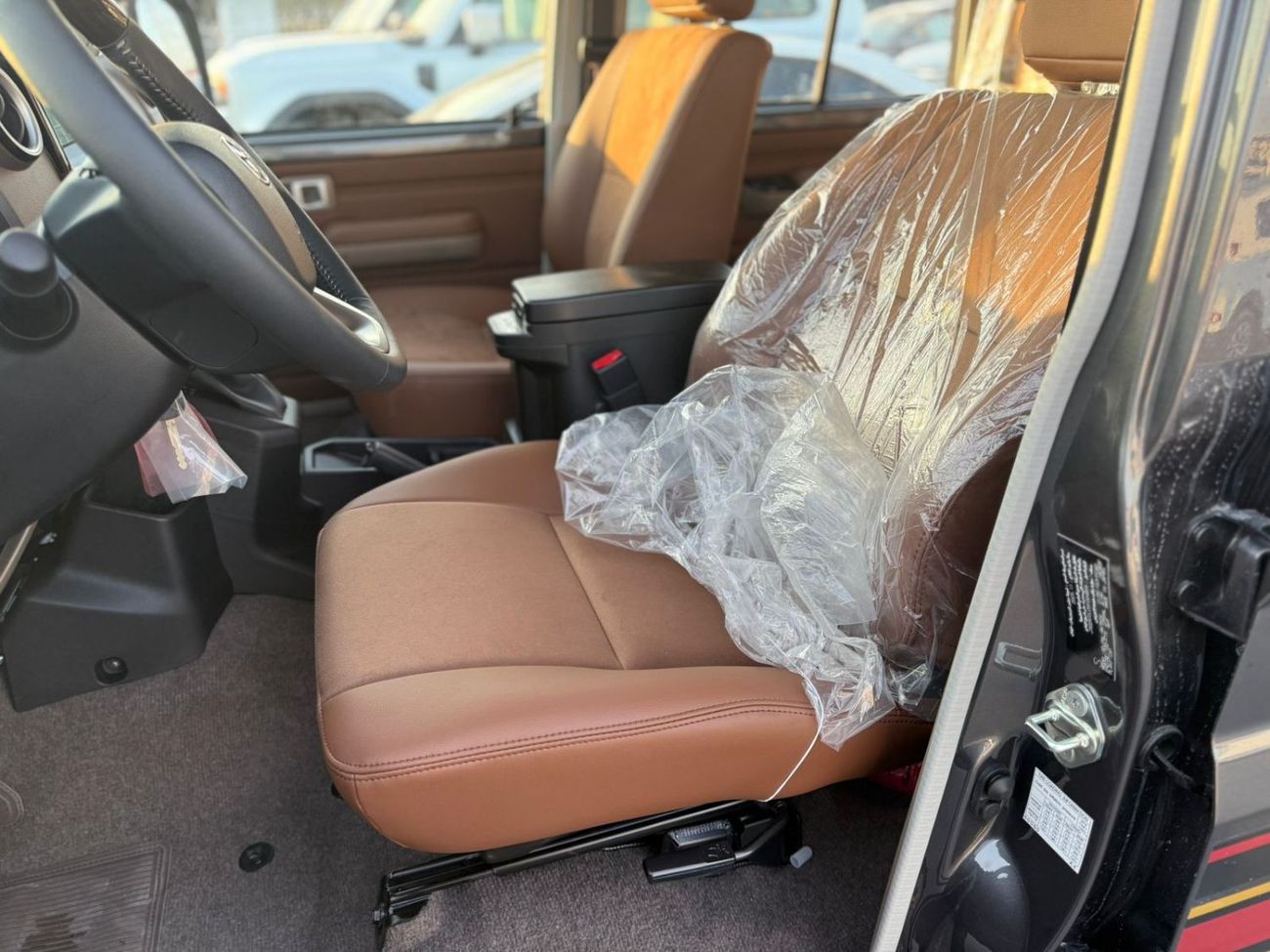 تويوتا لاند كروزر 70 TOYOTA LC76 HARDTOP 2.8L DIESEL TURBO 5 DOORS FULL OPTION 2025 MODEL