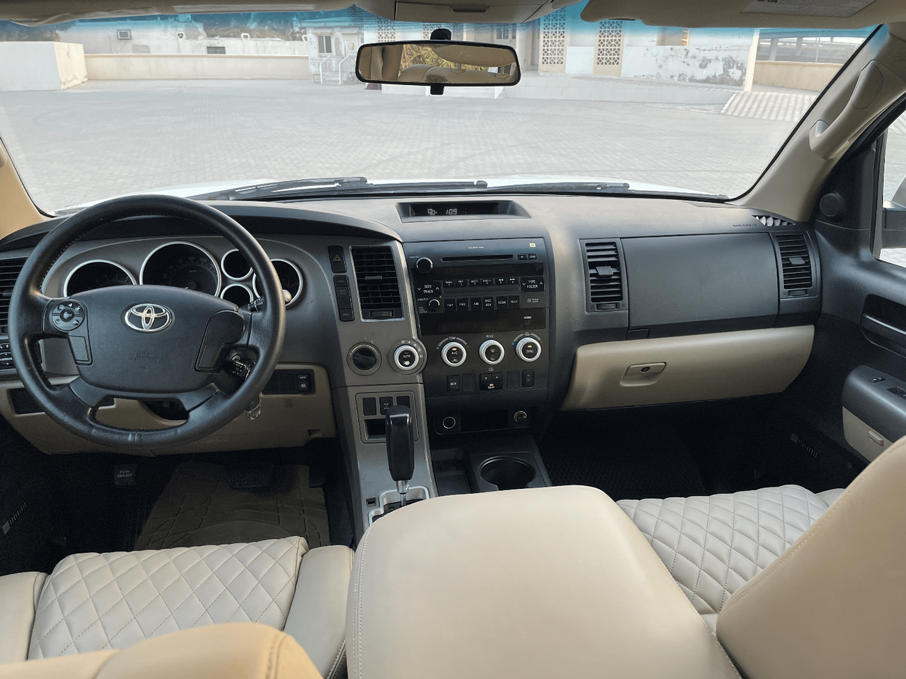 Toyota Sequoia Limited Toyota Sequoia   MODEL 2012  V8     L5,7   Excellent Condition (GCC  _ SPEC) - VERY GOOD CON