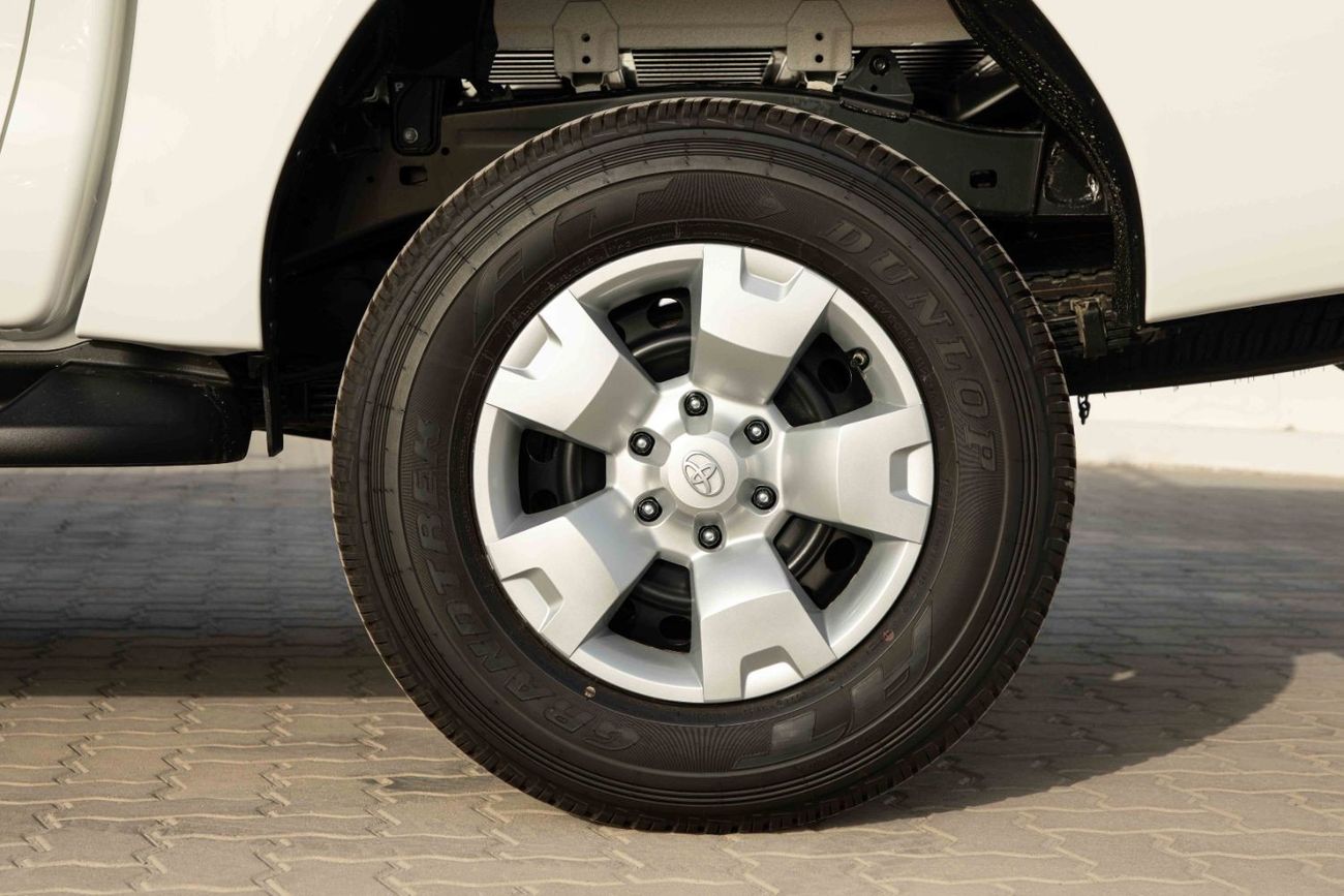 تويوتا هيلوكس تويوتا هايلكس 4X4 DC 2.4 DLX - أبيض سوبر مع أسود | تصدير فقط