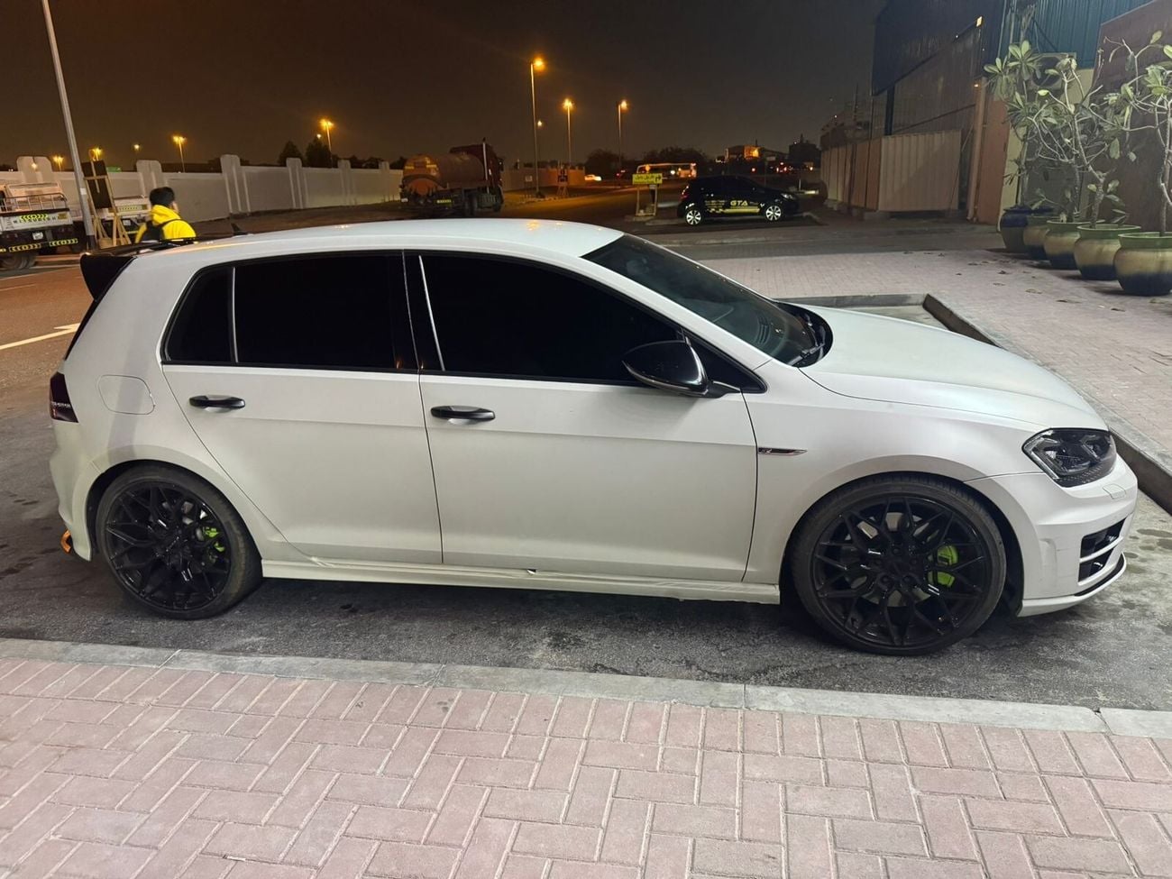 Volkswagen Golf R Sport 2.0L (290 HP)