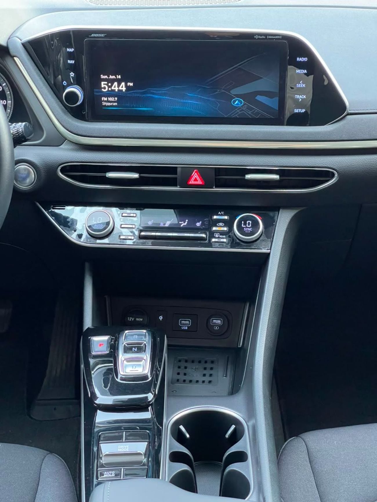 Hyundai Sonata SE / V4 HYBRID / BIG RIMS / RADAR / BLIND SPOTS / WIRLESS CHARGE / BOSE SOUND SYSTEM