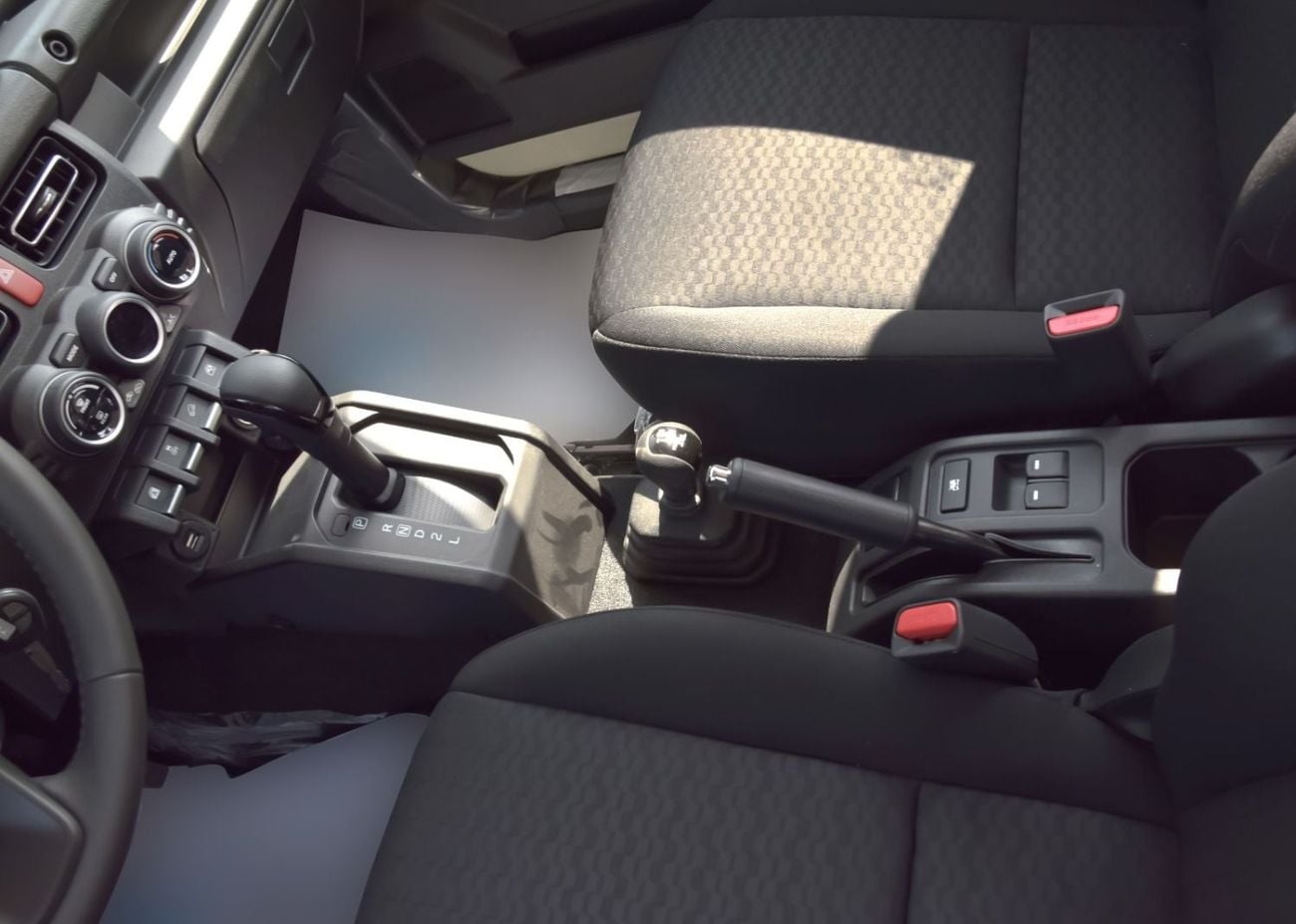 سوزوكي جيمني GLX · 1.5L · 4 Cyl · Automatic · Petrol · SUV/Crossover · Four Wheel Drive · 4 seats · 5 door Petrol 5-Door Automatic 4WD (GCC Specs) – 2026 | For Export Only