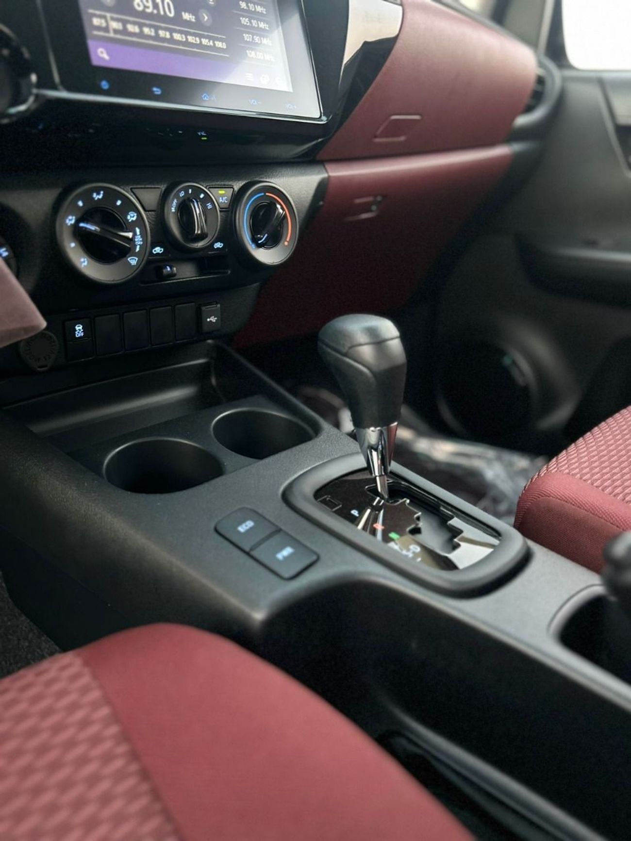 Toyota Hilux DLX BASIC 2.7 PETROL