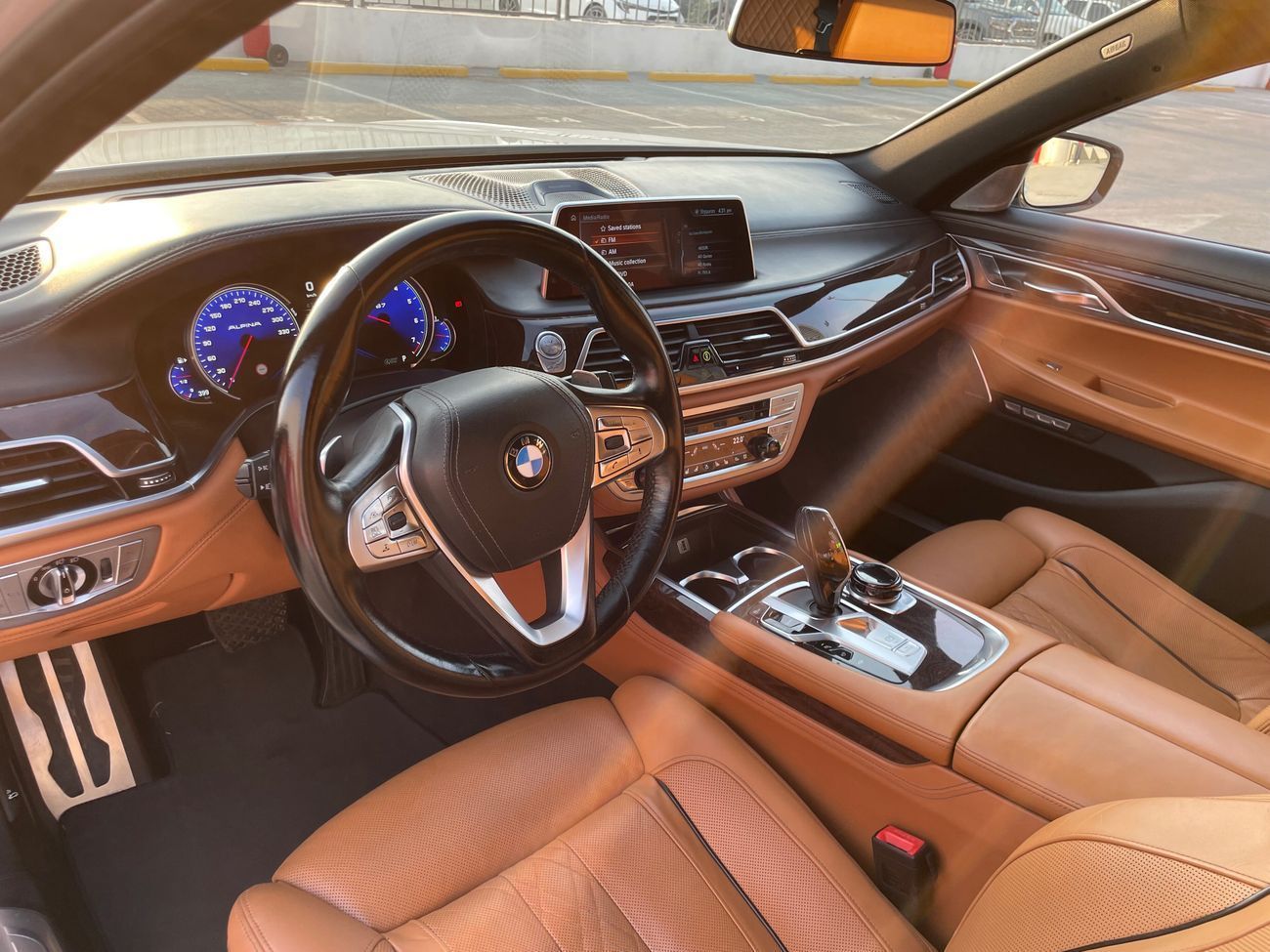 BMW 750Li Luxury 4.4L (523 HP)