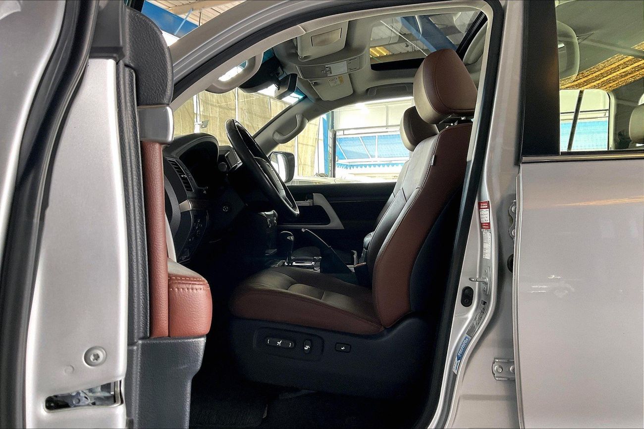 تويوتا لاند كروزر VXR | National Day Celebration | شامل الضمان | 0 ﺪﻔﻋﺓ ﺃﻮﻟﻯ