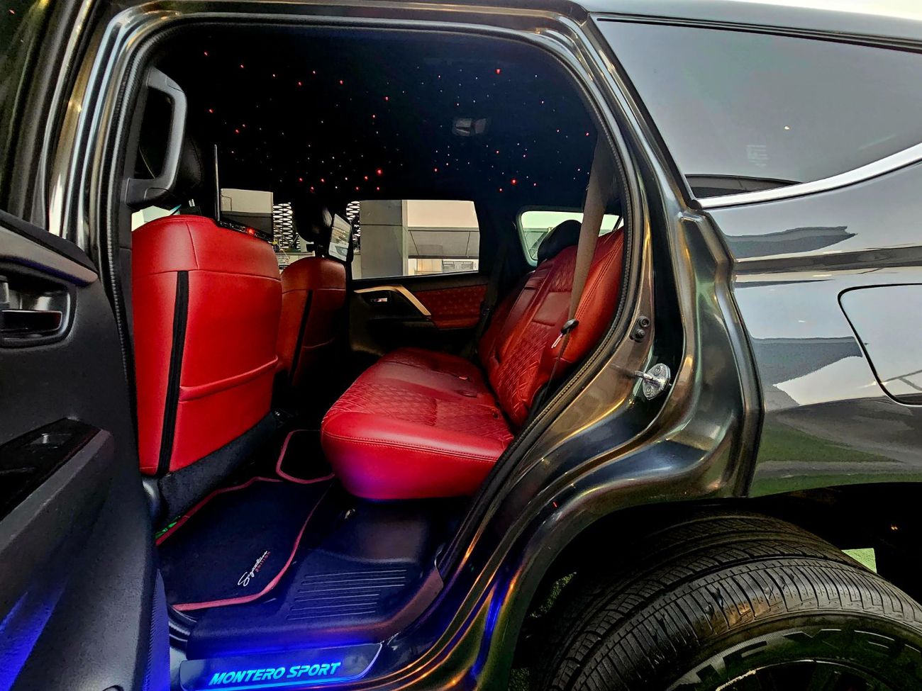 ميتسوبيشي مونتيرو سبورت SIGNATURE EDITION/ STAR LIGHTING/ RED INTERIOR/ LOW MILEAGE