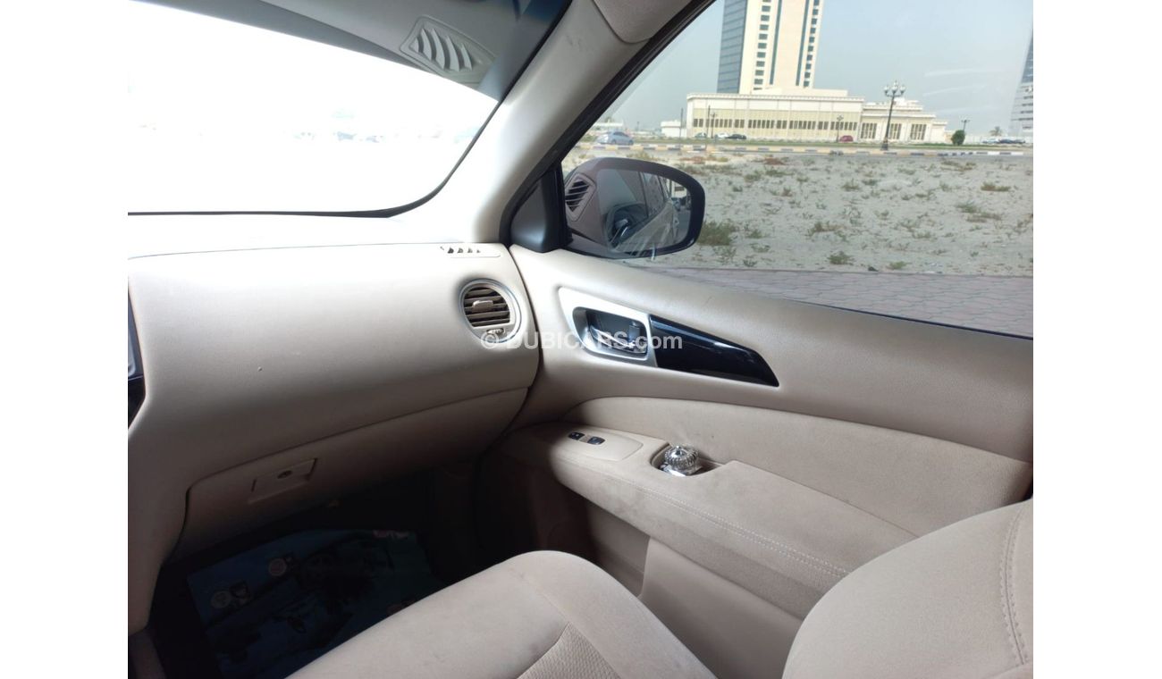 Nissan Pathfinder NISSAN_PATHFINDER_2014_CLEAN_NO_ACCIDANTS_GOLD