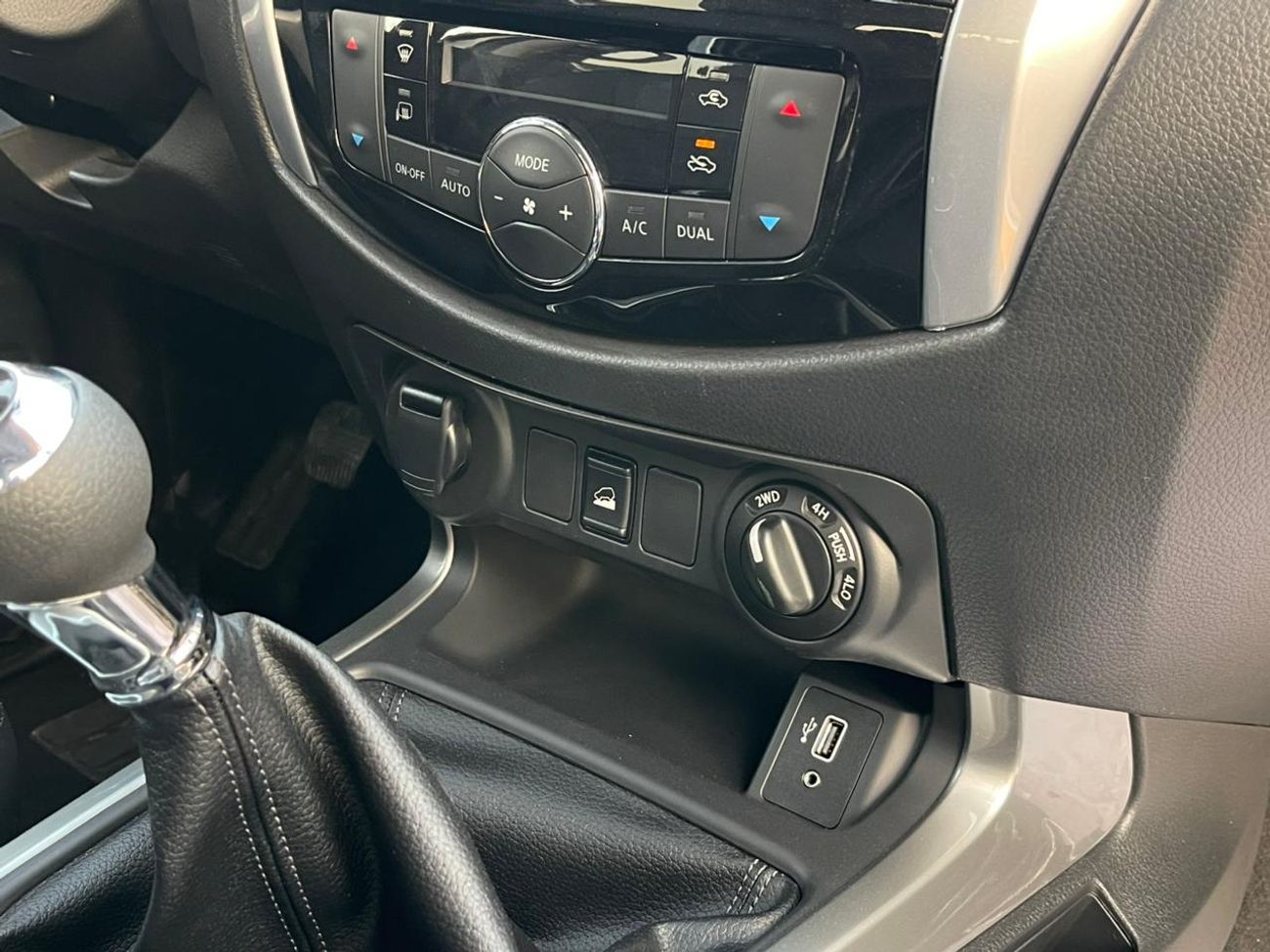 Nissan Navara G 2.5L 4WD M/T Nissan Navara Double Cab  2.5L Petrol 4WD 5 Seater MT