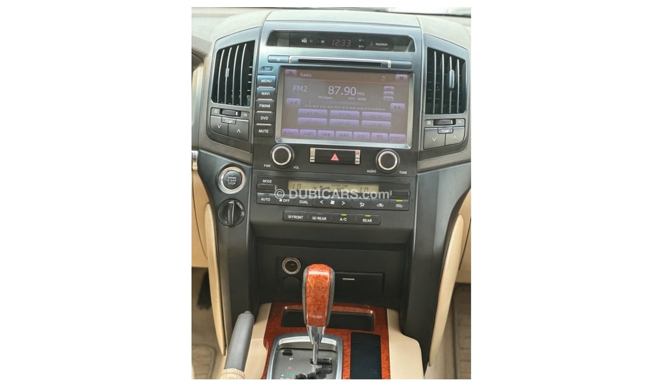 Toyota Land Cruiser MODEL 2014 GCC CAR PERFECT CONDITION INSIDE AND OUTSIDE