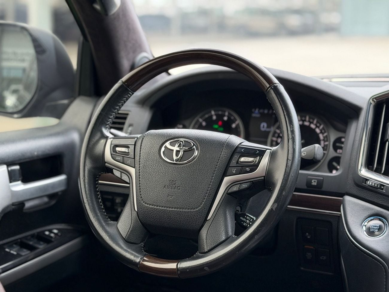 تويوتا لاند كروزر VXR+ 5.7L