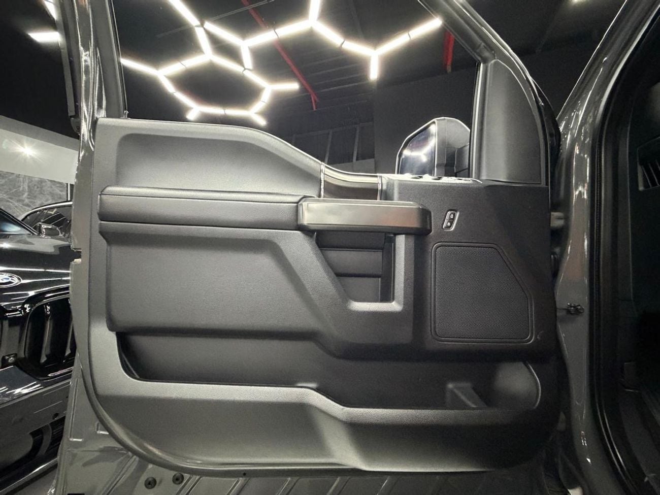 Ford F-150 XLT CREW CAB