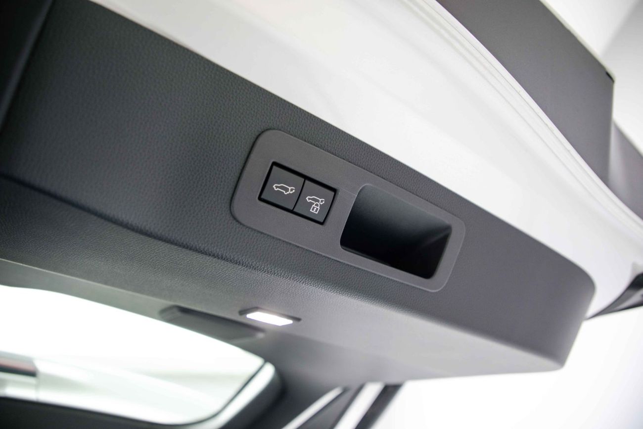 لكزس LX 600 Signature 3.5L - Sonic Quartz Inside Red | Export Only